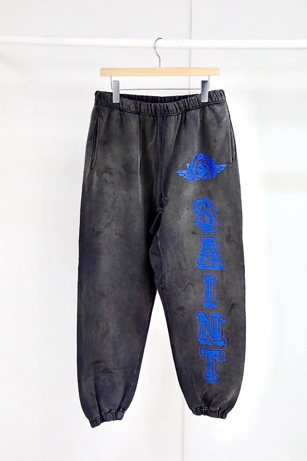 SAINT Mxxxxxx SWEAT PANTS/ANGEL/BLK Blue Angel Reborn Sweatpants Washed black S-XL Assute dyeing Sprayed on the whole piece to fade Wormhole destruction treatment Heavy fermentation washing to create NEW VINTAGE texture Factory four-needle and six-thread workmanship No bone seams More comfortable to wear Genuine grade crack printing/correct accessories